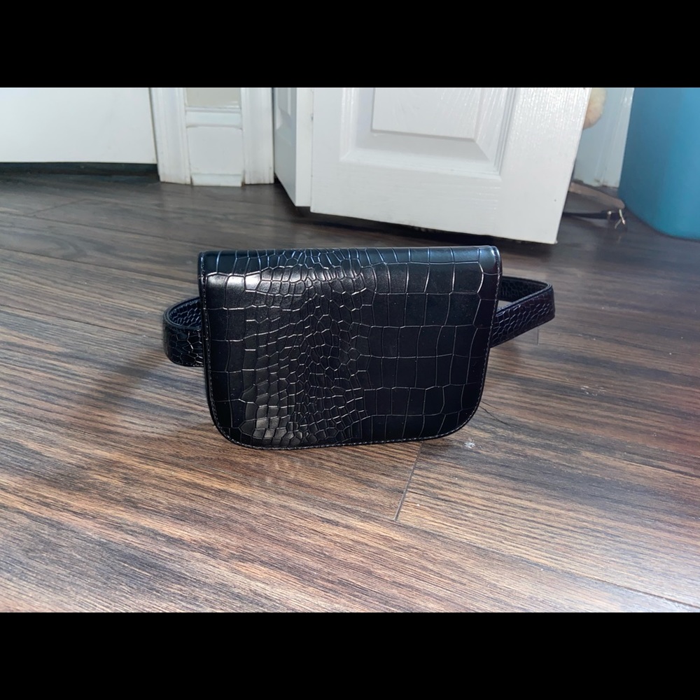 Black fannypack